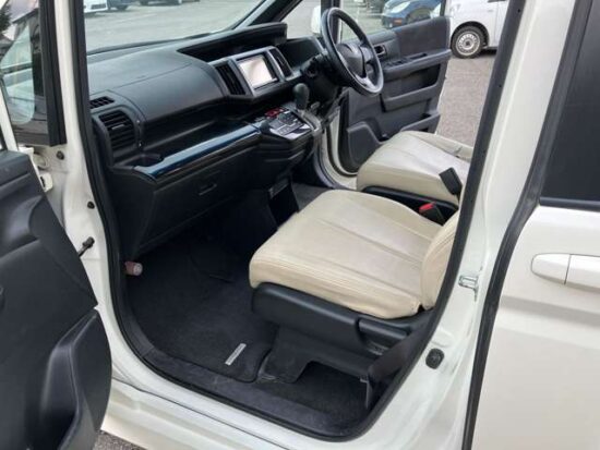 Honda Step Wagon 2.0 Spada Z /ETC/Car Navigation/Back Camera (White Pearl) - Image 32